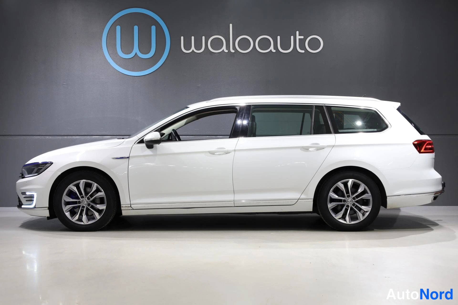 Valkoinen Volkswagen Passat 2017, etuviisto, keula vasemmalle, kuva 2