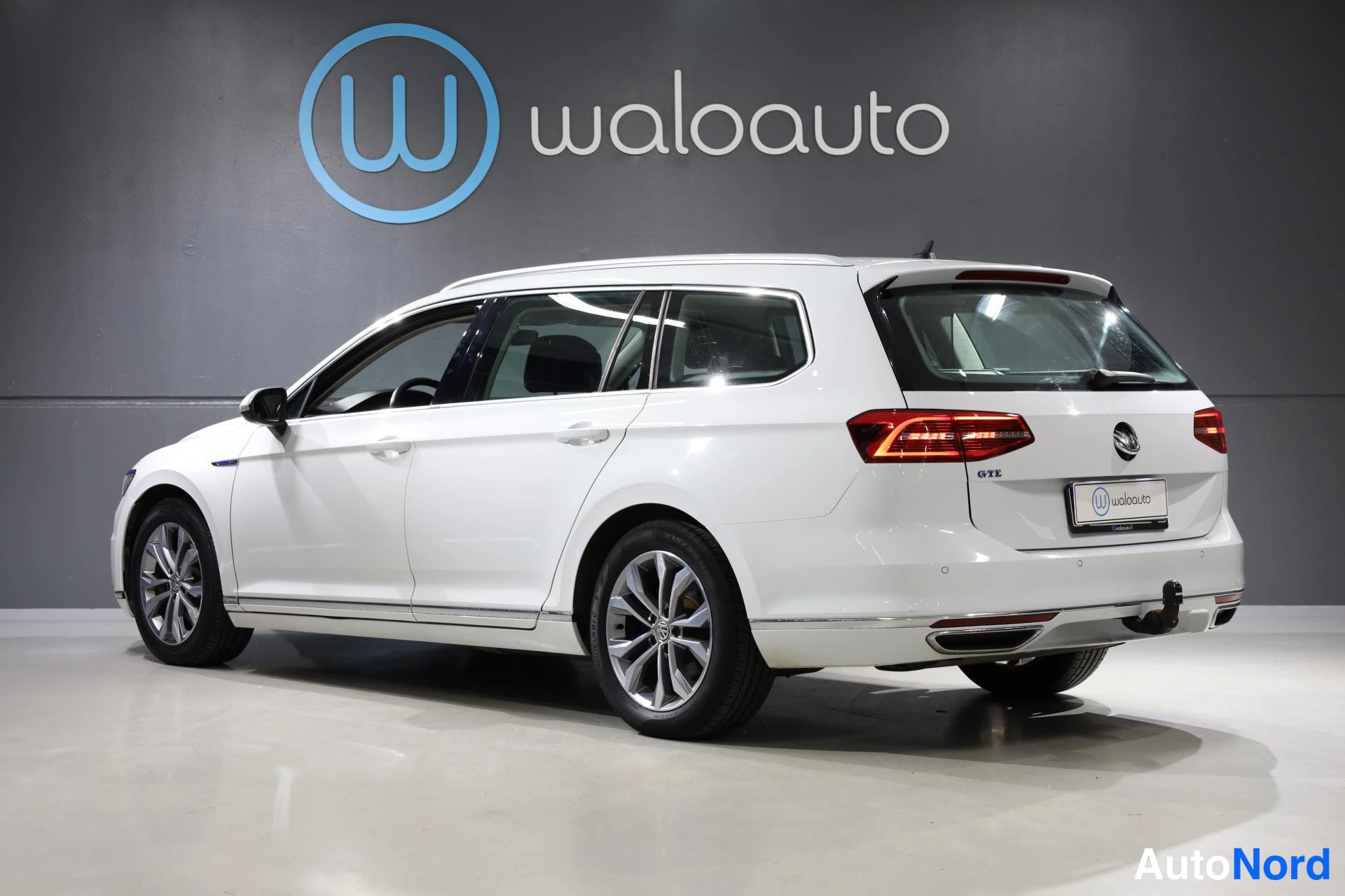 Valkoinen Volkswagen Passat 2017, takaviisto, kuva 6