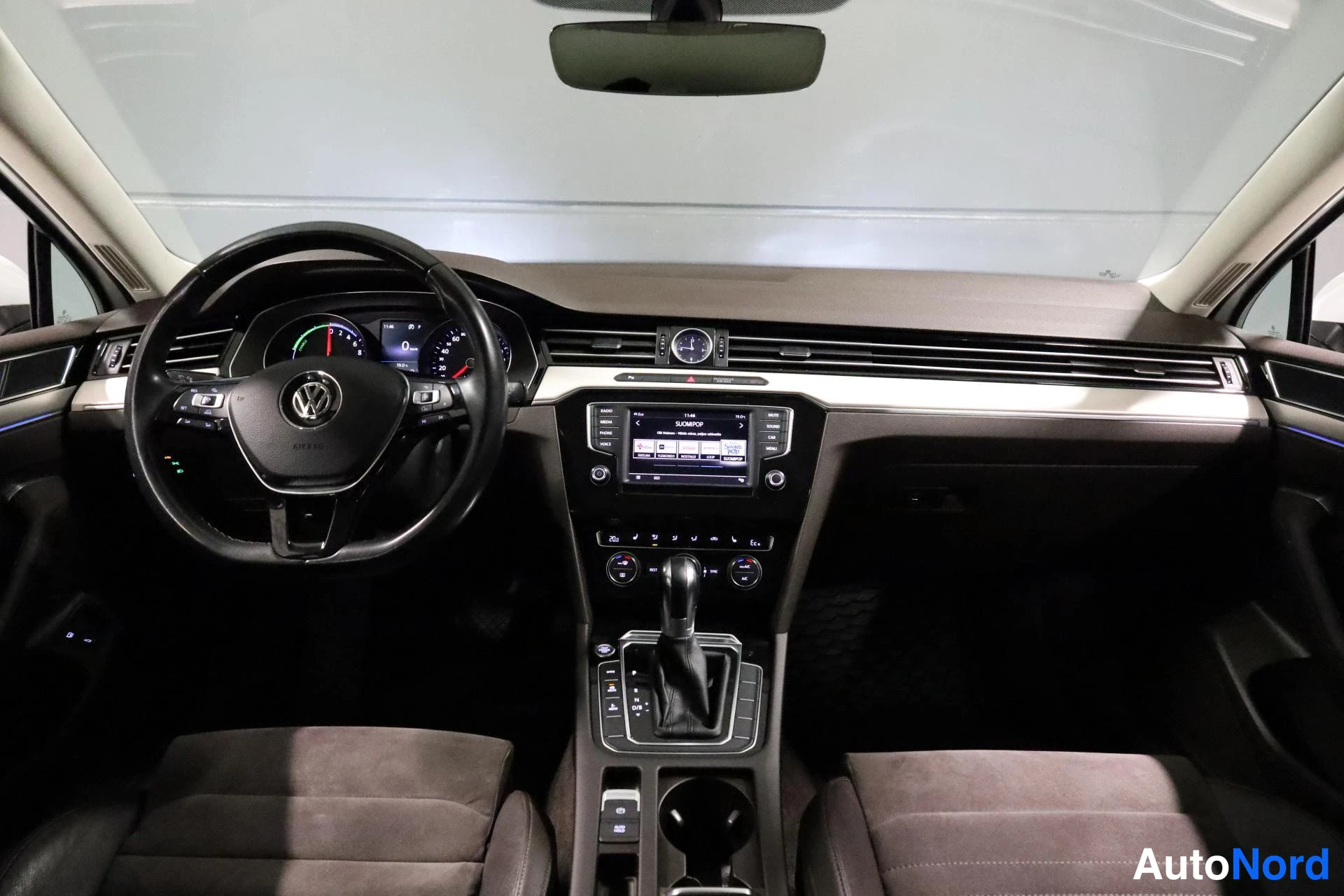 Valkoinen Volkswagen Passat 2017, ohjaamo, kuva 10