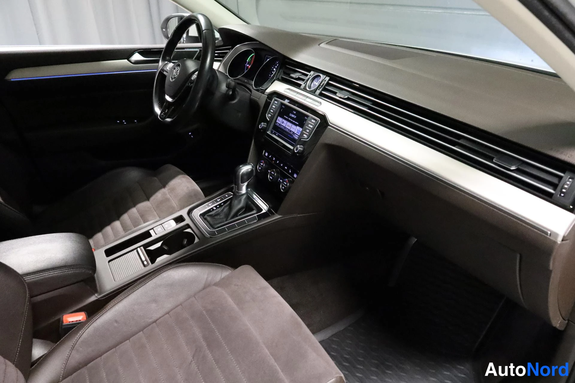 Valkoinen Volkswagen Passat 2017, ohjaamo, kuva 11