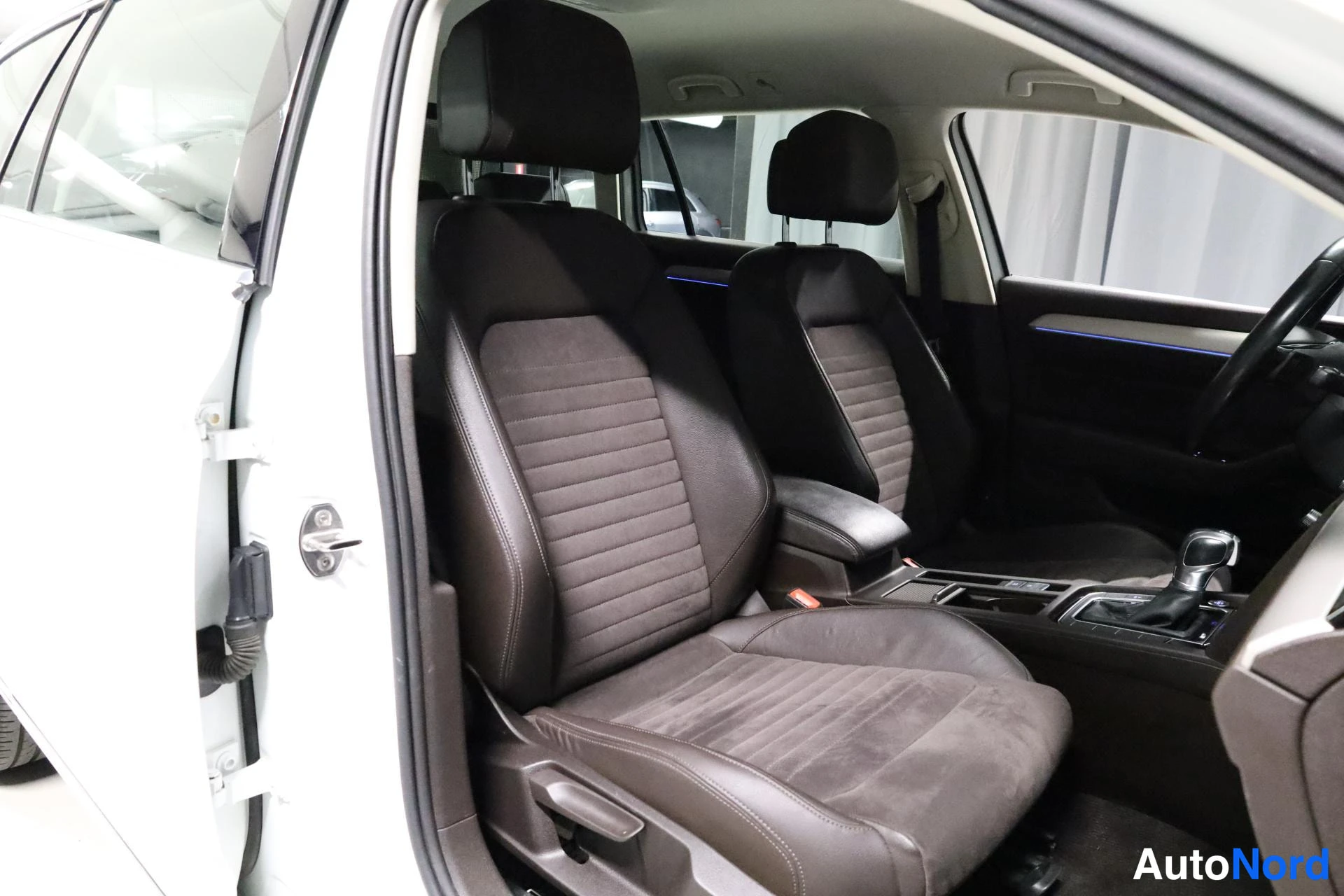 Valkoinen Volkswagen Passat 2017, etuistuimet, kuva 16