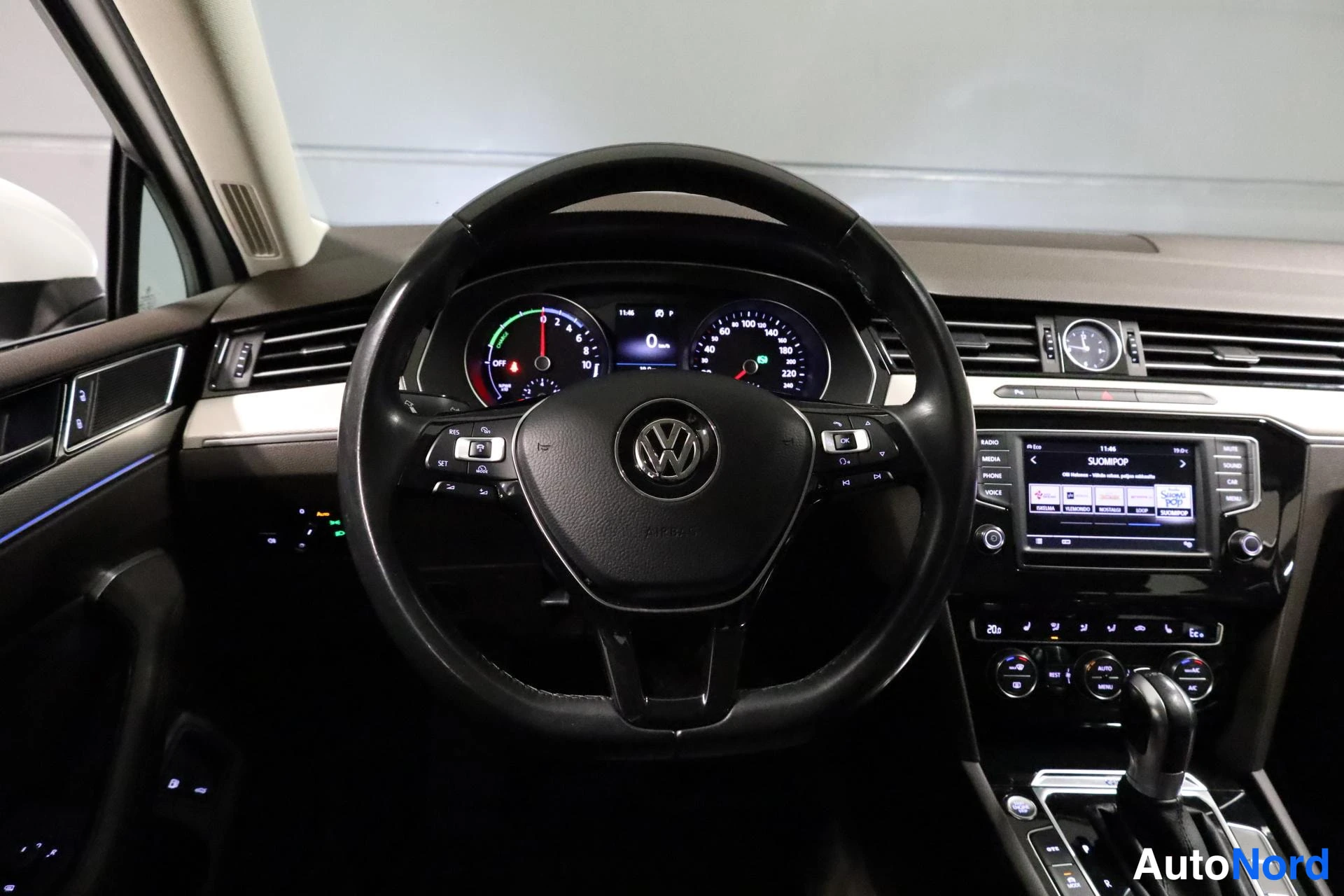 Valkoinen Volkswagen Passat 2017, ohjaamo, kuva 12