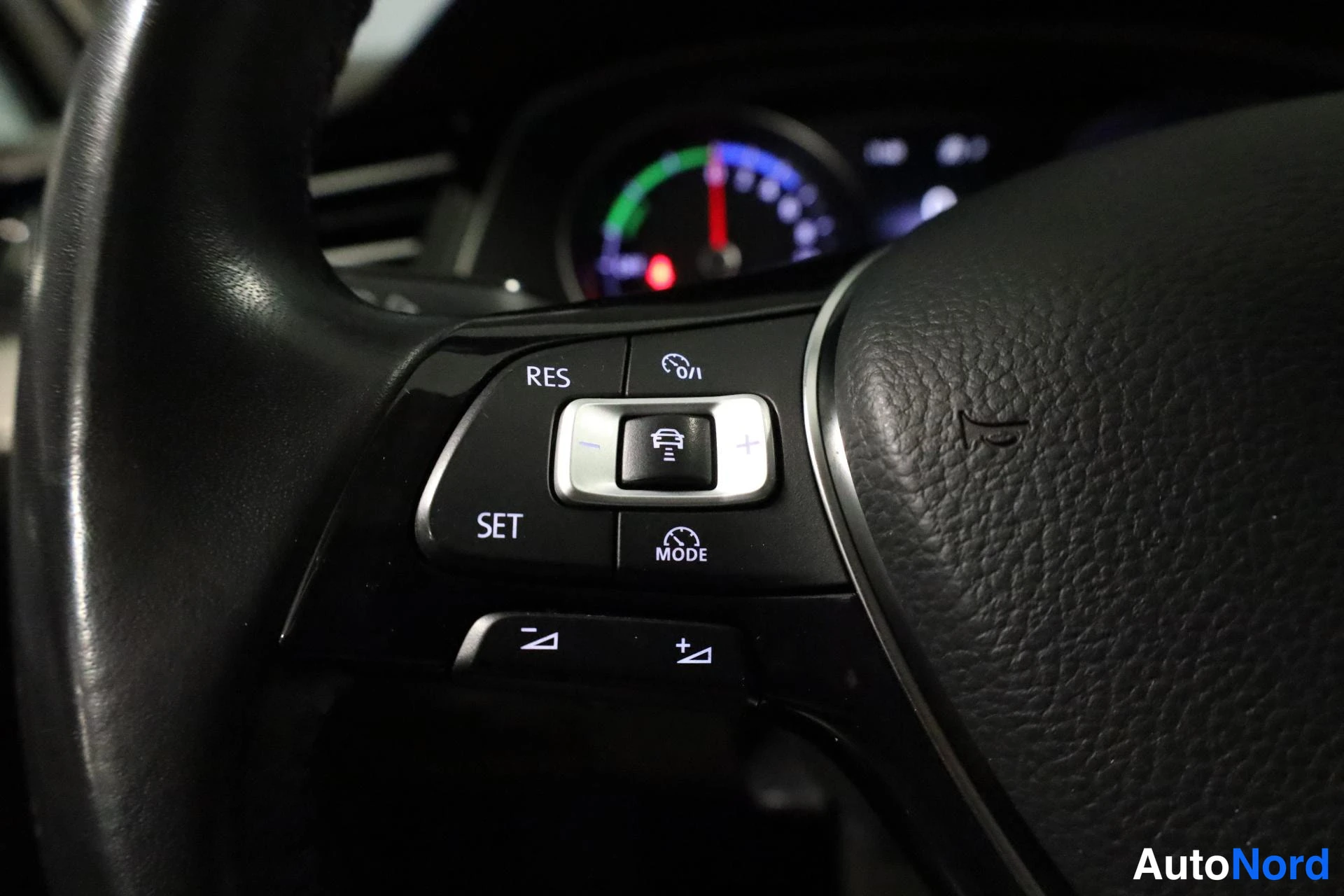 Valkoinen Volkswagen Passat 2017, yksityiskohta, kuva 18
