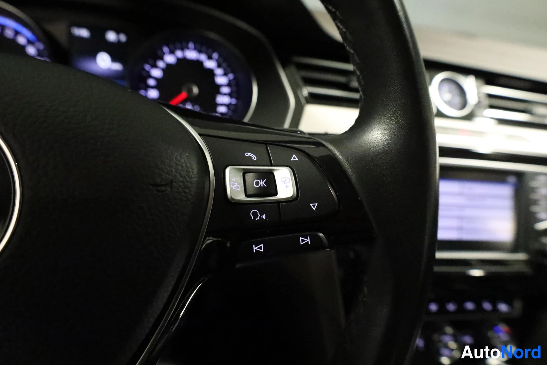 Valkoinen Volkswagen Passat 2017, yksityiskohta, kuva 19