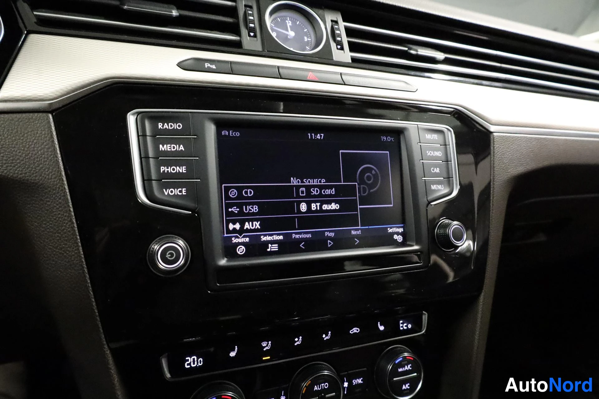 Valkoinen Volkswagen Passat 2017, ohjaamo, kuva 14