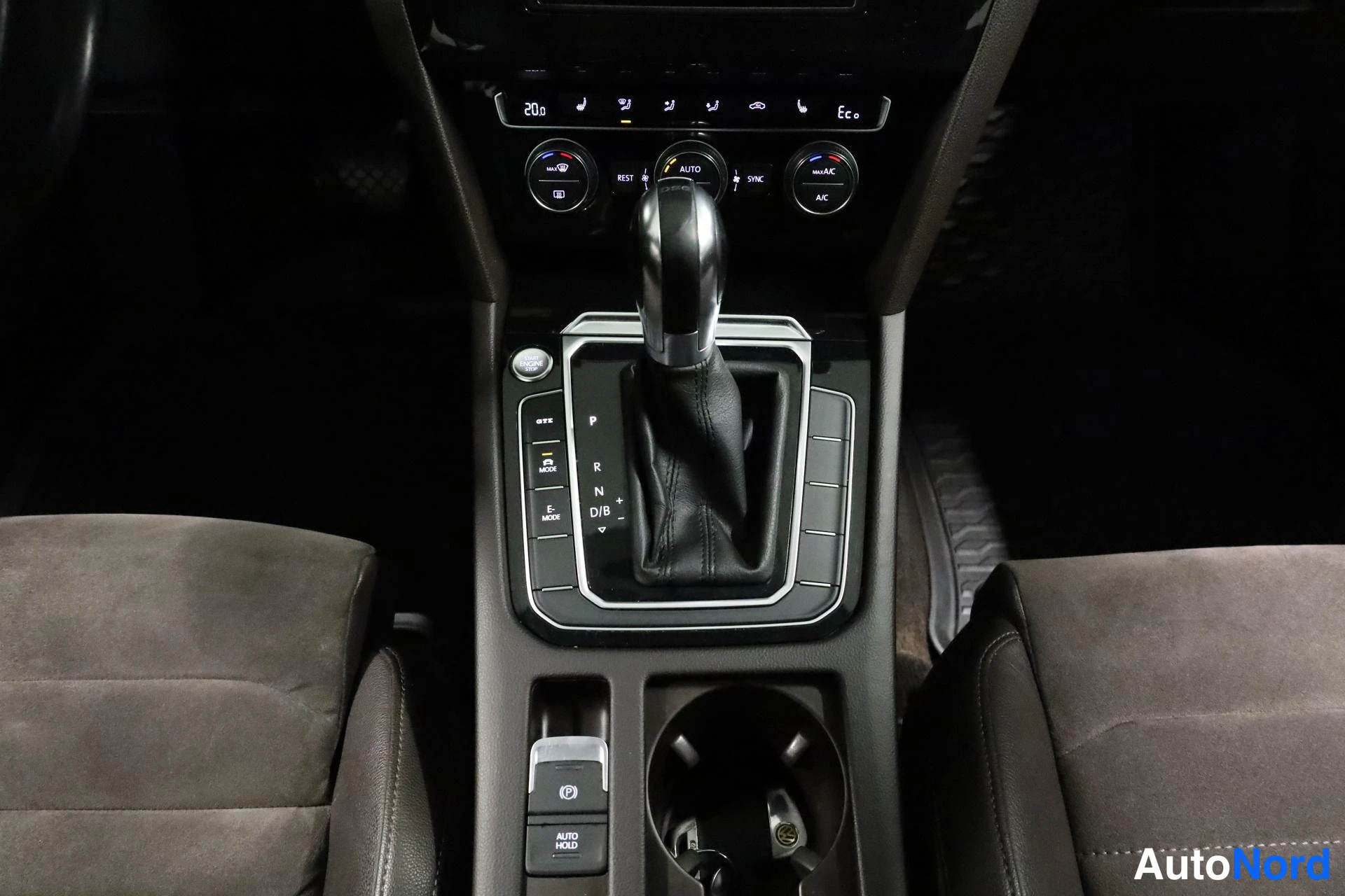 Valkoinen Volkswagen Passat 2017, yksityiskohta, kuva 22