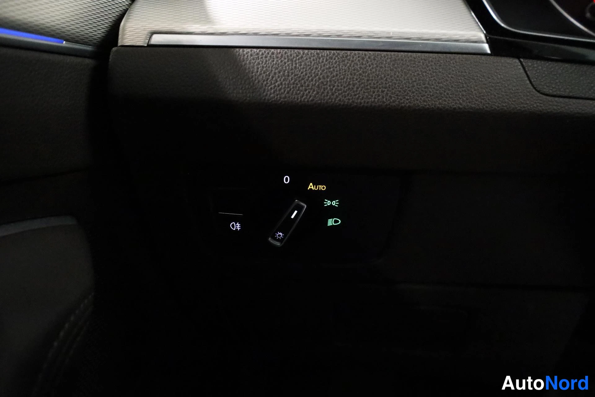 Valkoinen Volkswagen Passat 2017, yksityiskohta, kuva 23