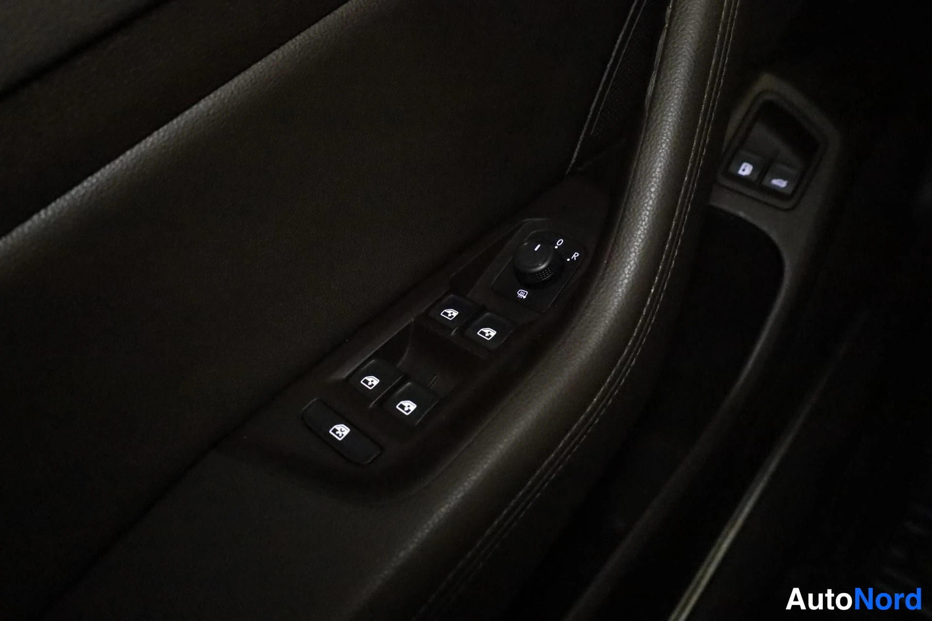 Valkoinen Volkswagen Passat 2017, yksityiskohta, kuva 24