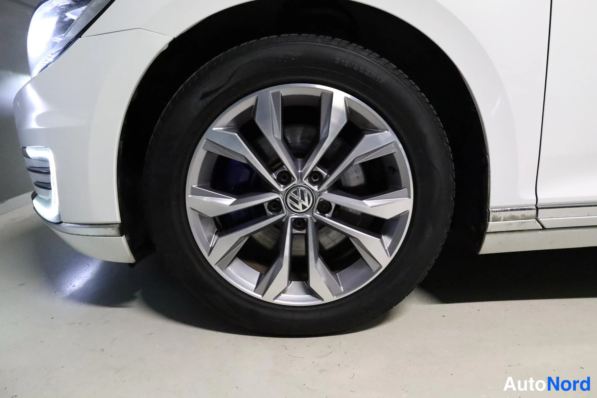 Valkoinen Volkswagen Passat 2017, yksityiskohta, kuva 21