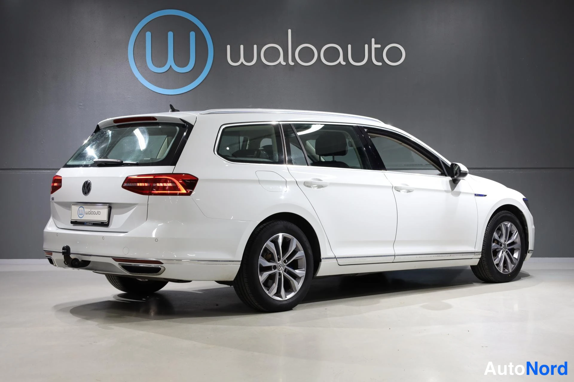 Valkoinen Volkswagen Passat 2017, takaviisto, kuva 7