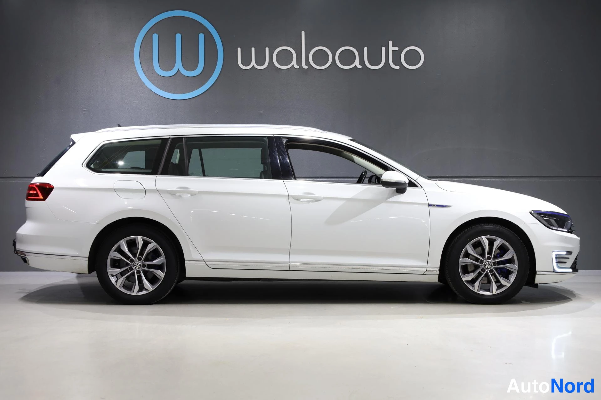 Valkoinen Volkswagen Passat 2017, etuviisto, keula oikealle, kuva 3
