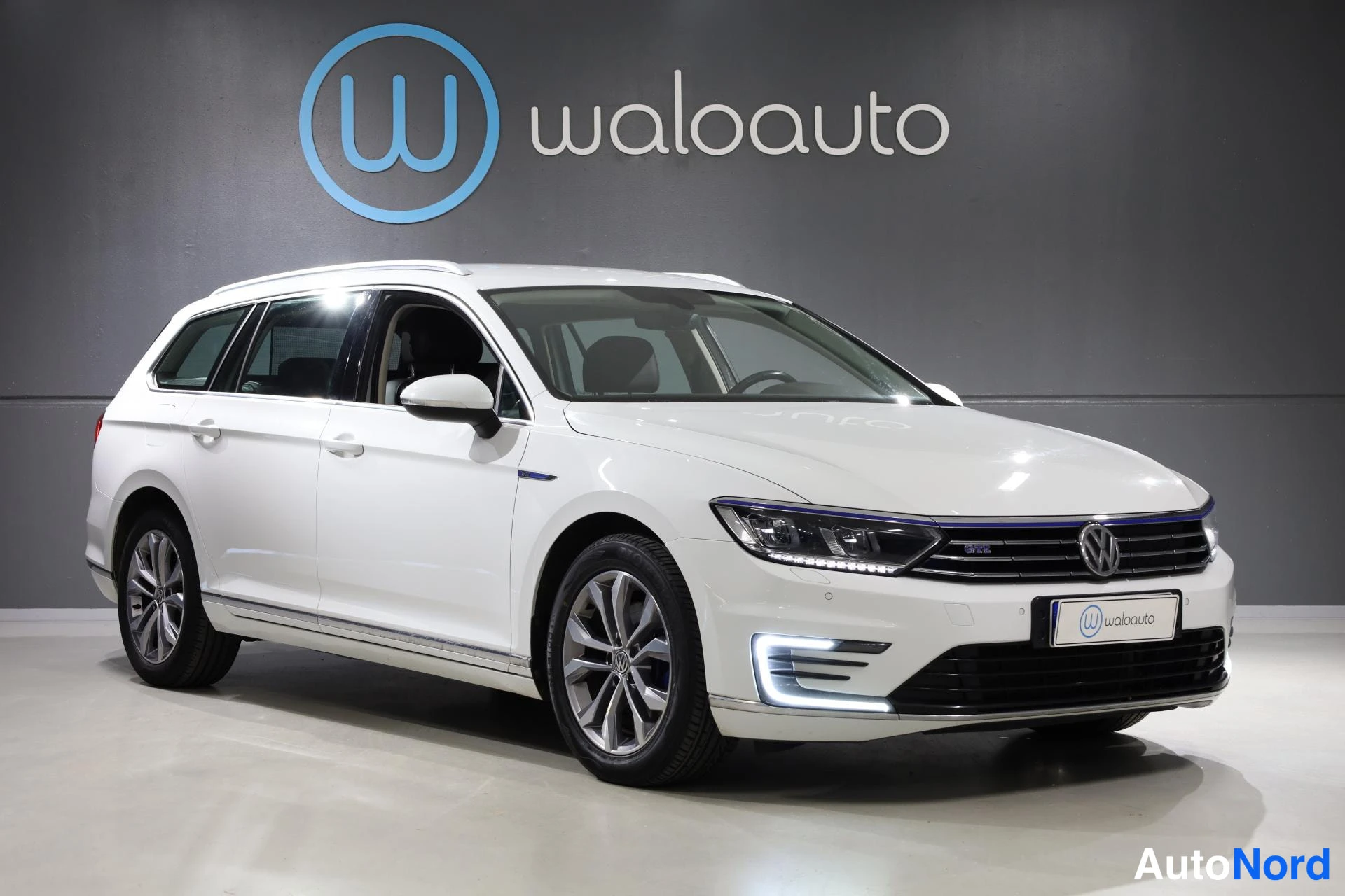 Valkoinen Volkswagen Passat 2017, etuviisto, keula oikealle, kuva 4