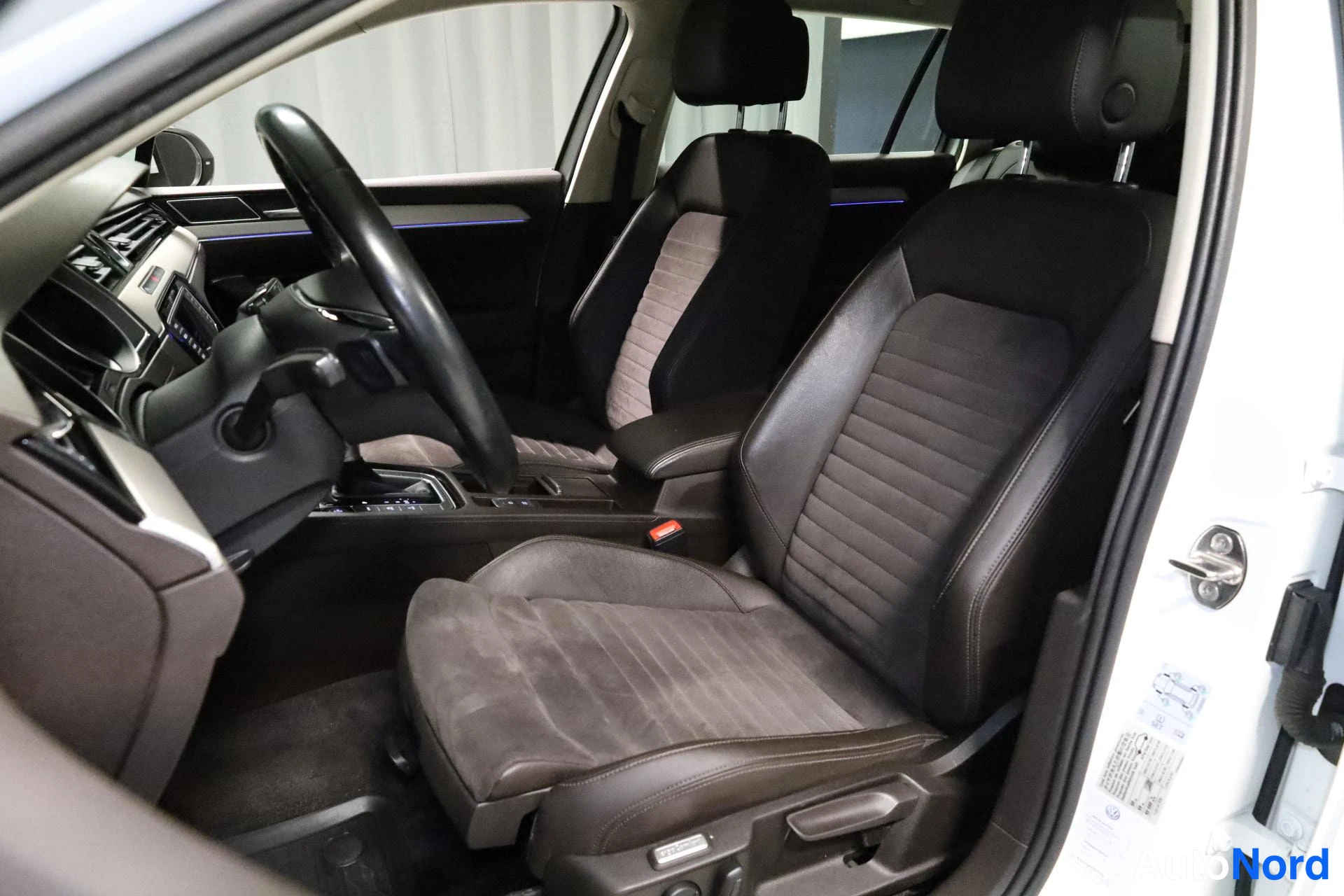 Valkoinen Volkswagen Passat 2017, etuistuimet, kuva 15