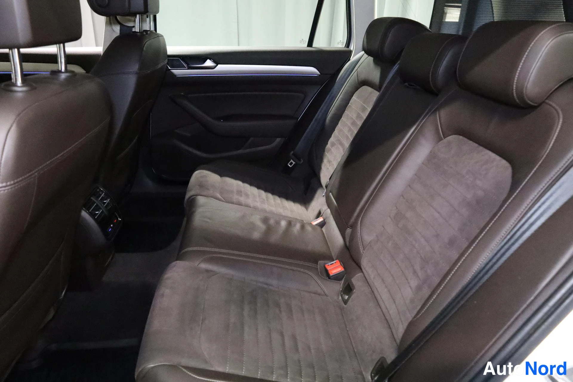 Valkoinen Volkswagen Passat 2017, takaistuimet, kuva 17