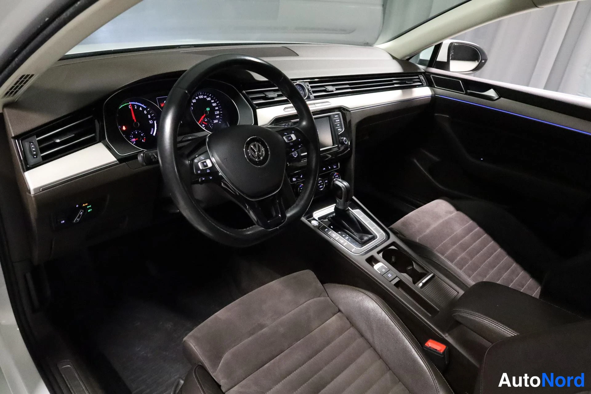 Valkoinen Volkswagen Passat 2017, ohjaamo, kuva 9