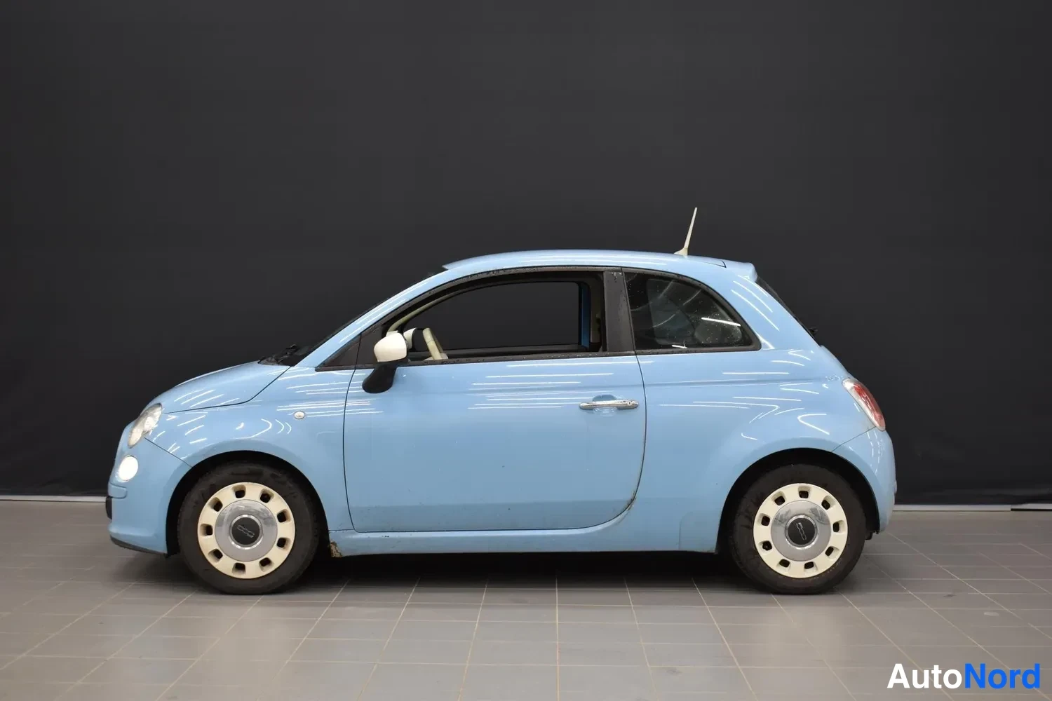 Sininen Fiat 500 2014, sivulta, kuva 2