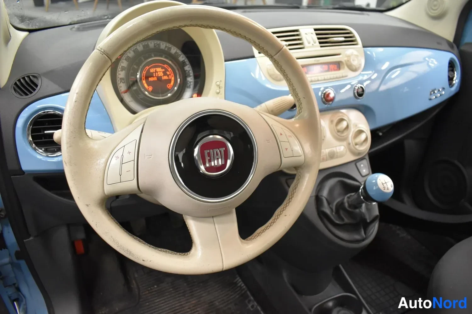 Sininen Fiat 500 2014, ohjaamo, kuva 4