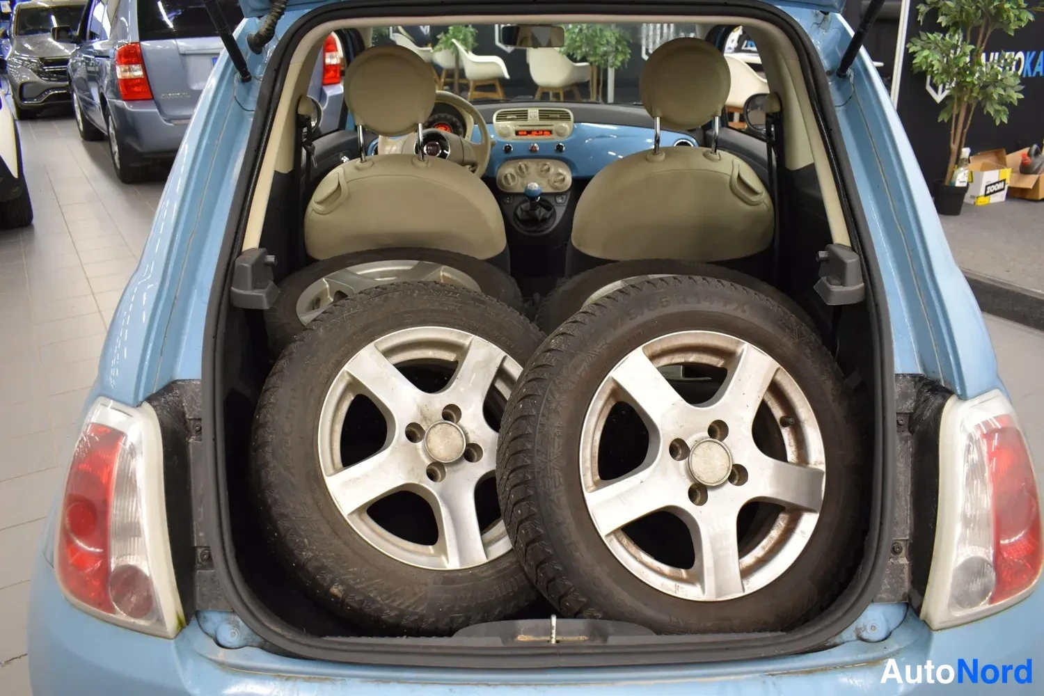 Sininen Fiat 500 2014, tavaratila, kuva 6