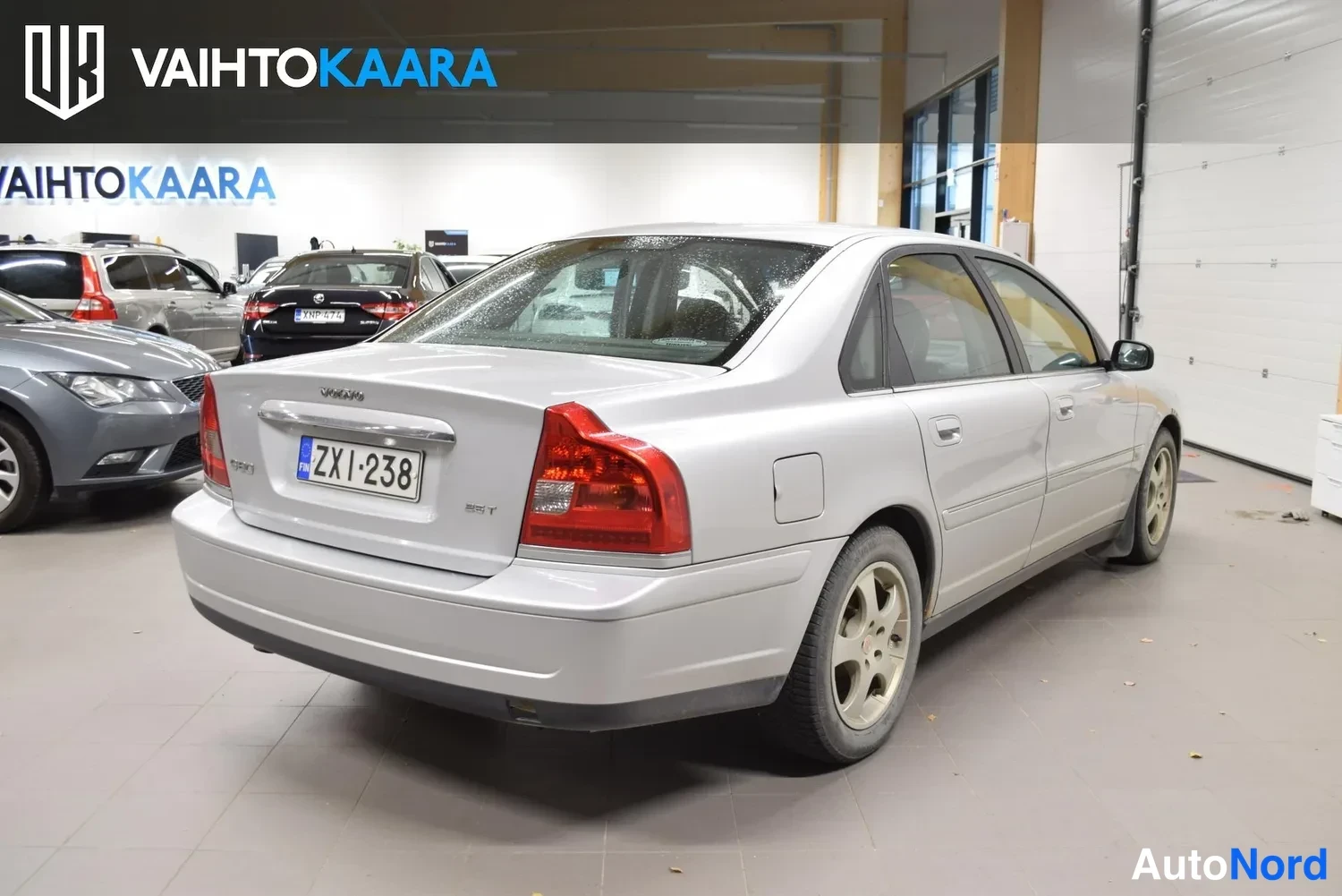 Harmaa Volvo S80 2003, takaviisto, kuva 2