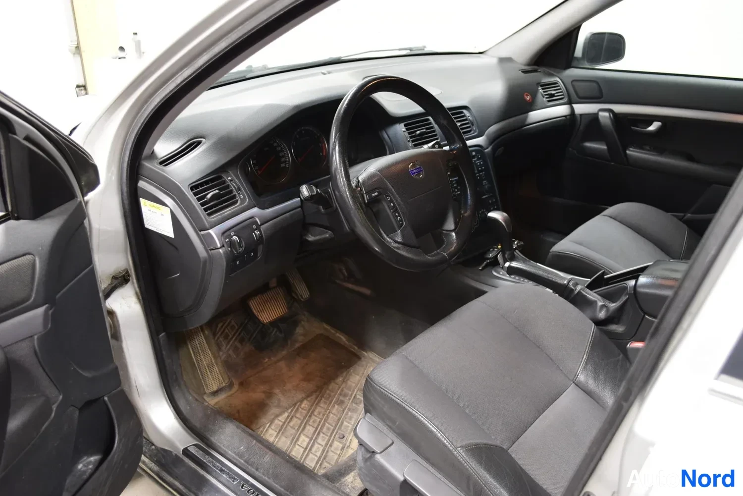 Harmaa Volvo S80 2003, ohjaamo, kuva 3