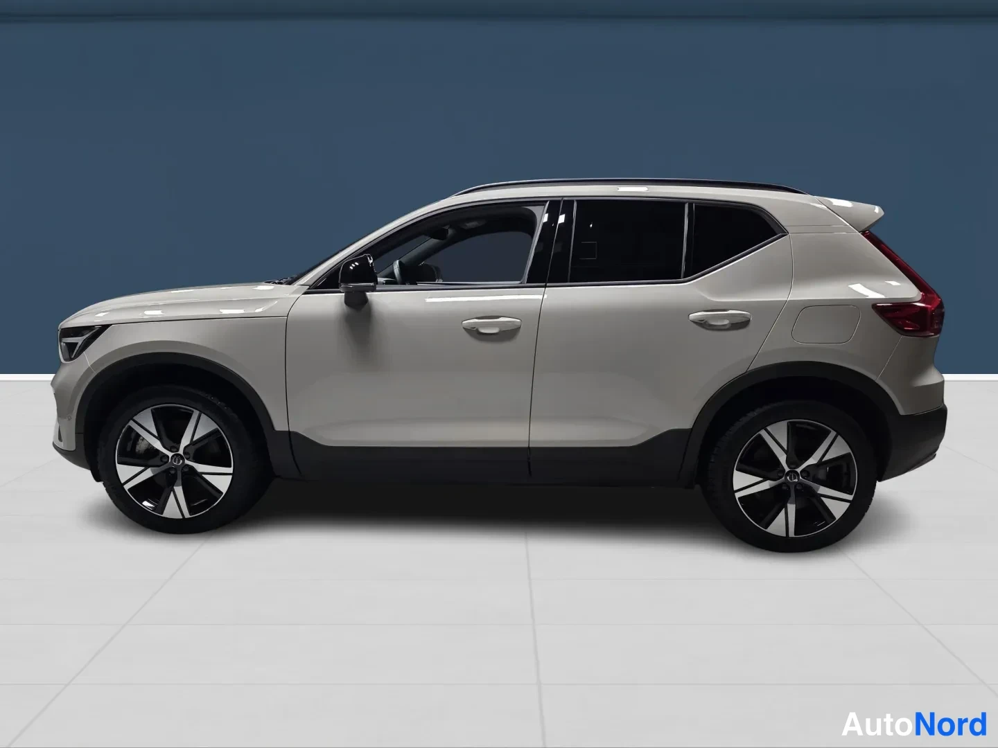 Ruskea Volvo EX40 2025, sivulta, kuva 4