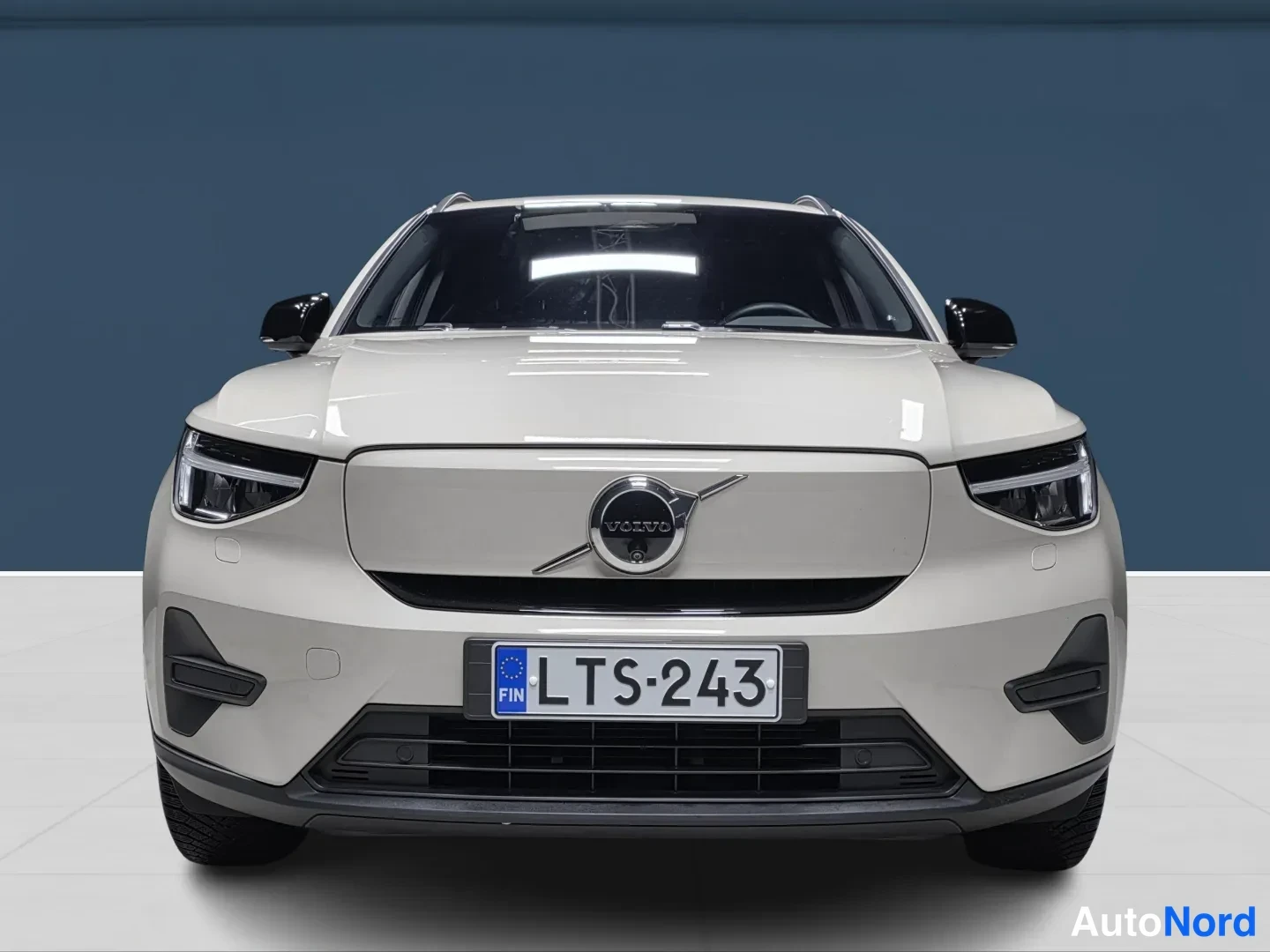 Ruskea Volvo EX40 2025, edestä, kuva 3