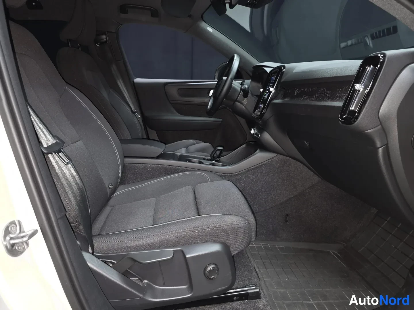 Ruskea Volvo EX40 2025, etuistuimet, kuva 11