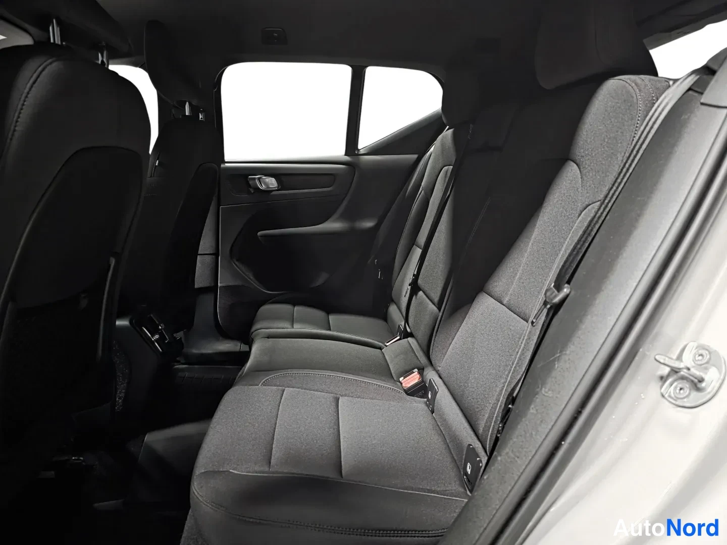 Ruskea Volvo EX40 2025, takaistuimet, kuva 12