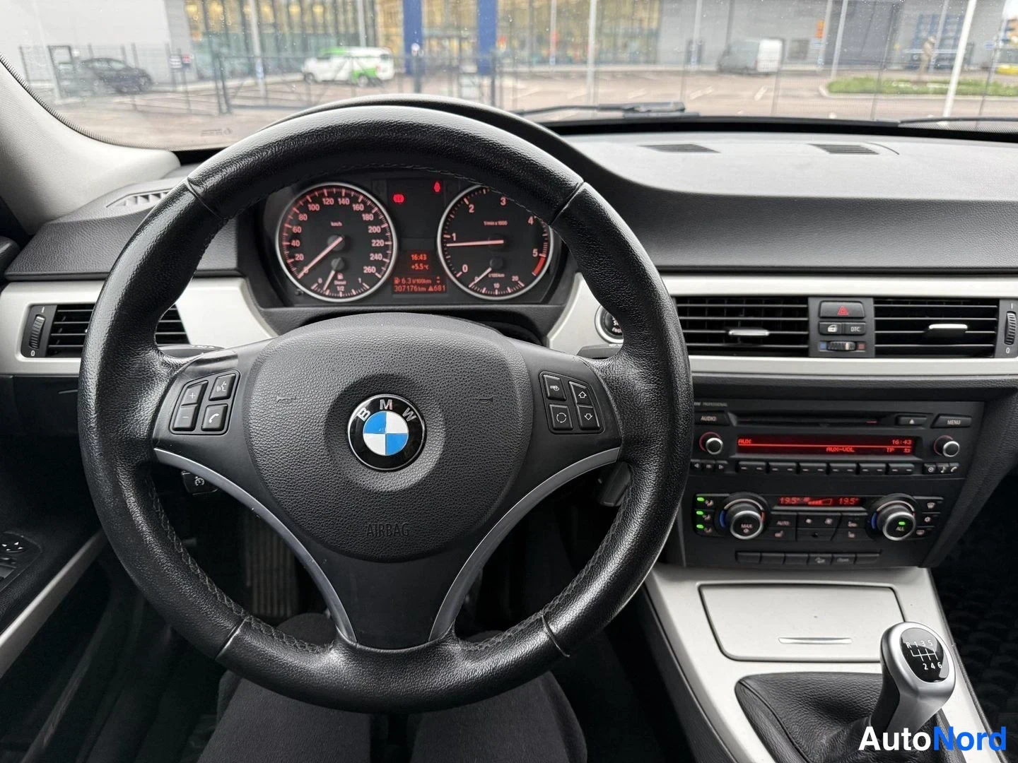 Beige BMW 320d xDrive 2011, cockpit, photo 6