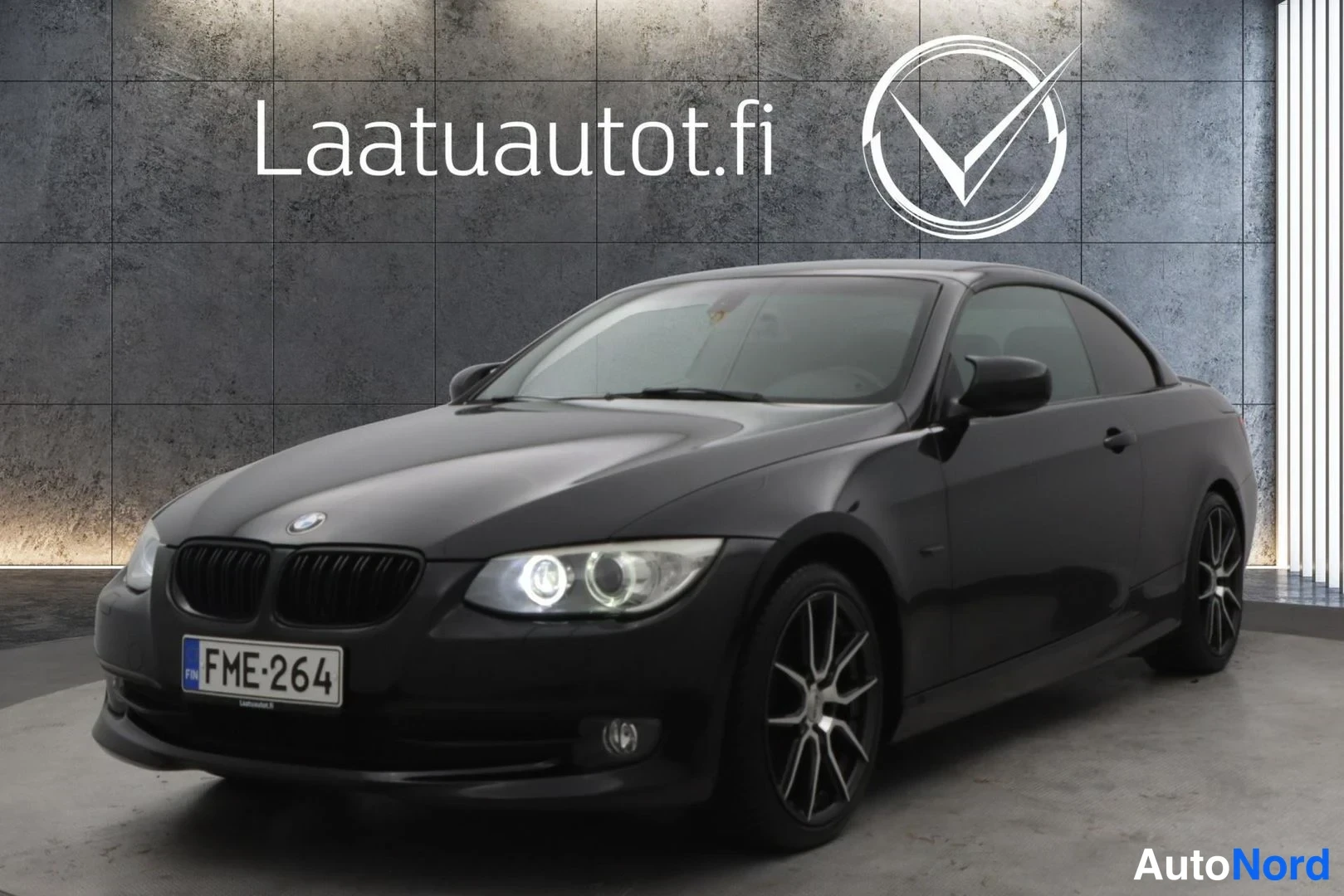 Musta BMW 320d 2011, etuviisto, keula vasemmalle, kuva 2