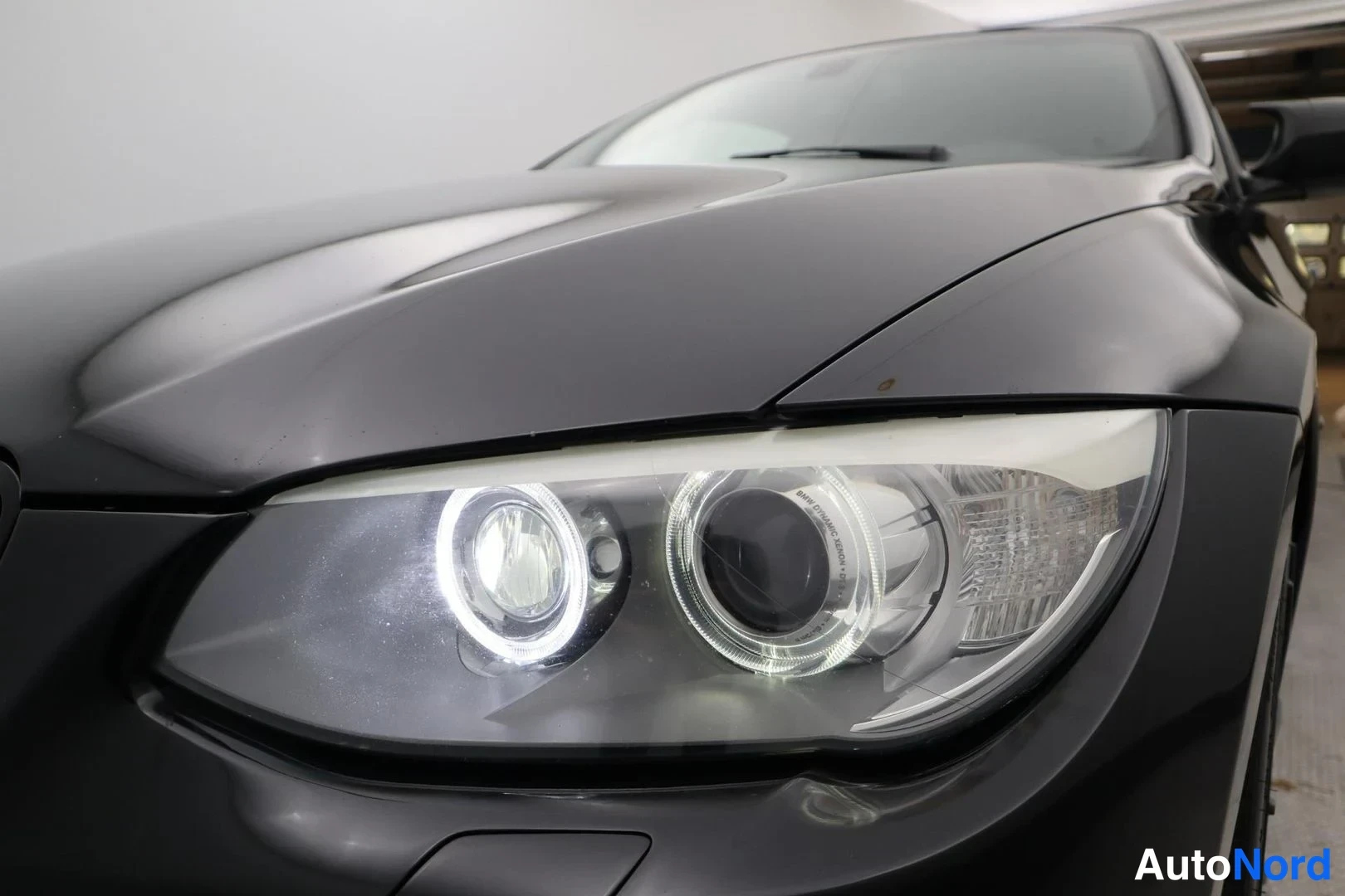 Musta BMW 320d 2011, yksityiskohta, kuva 25