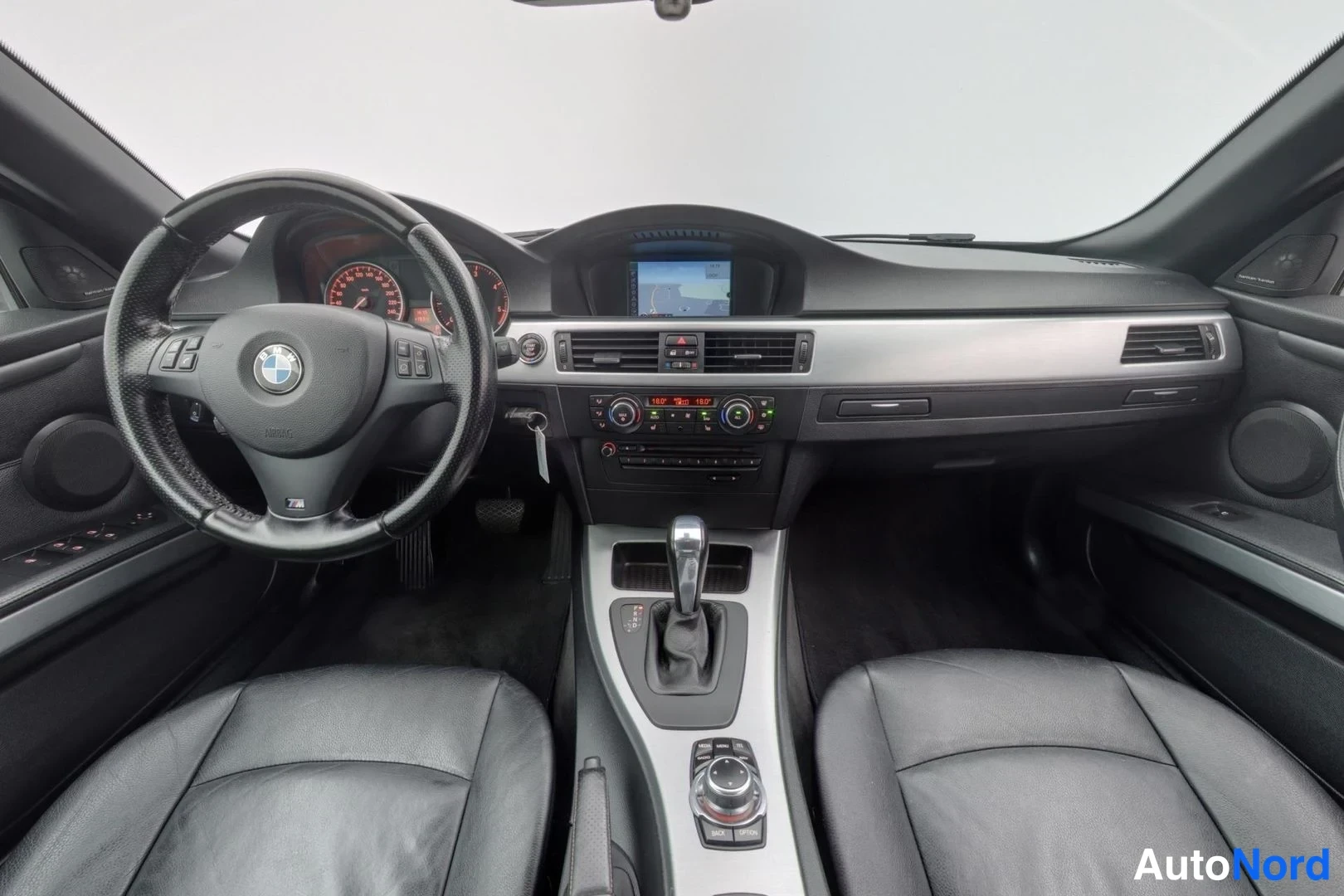 Musta BMW 320d 2011, ohjaamo, kuva 14