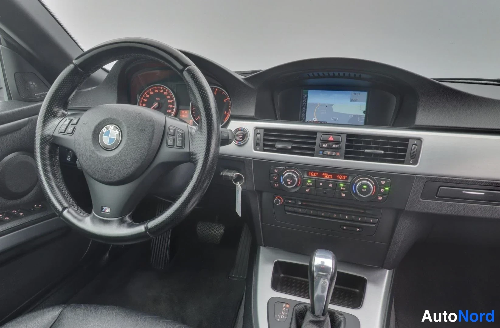 Musta BMW 320d 2011, ohjaamo, kuva 15