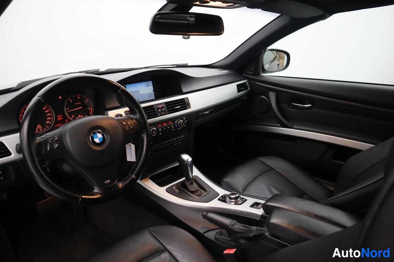 Musta BMW 320d 2011, ohjaamo, kuva 16