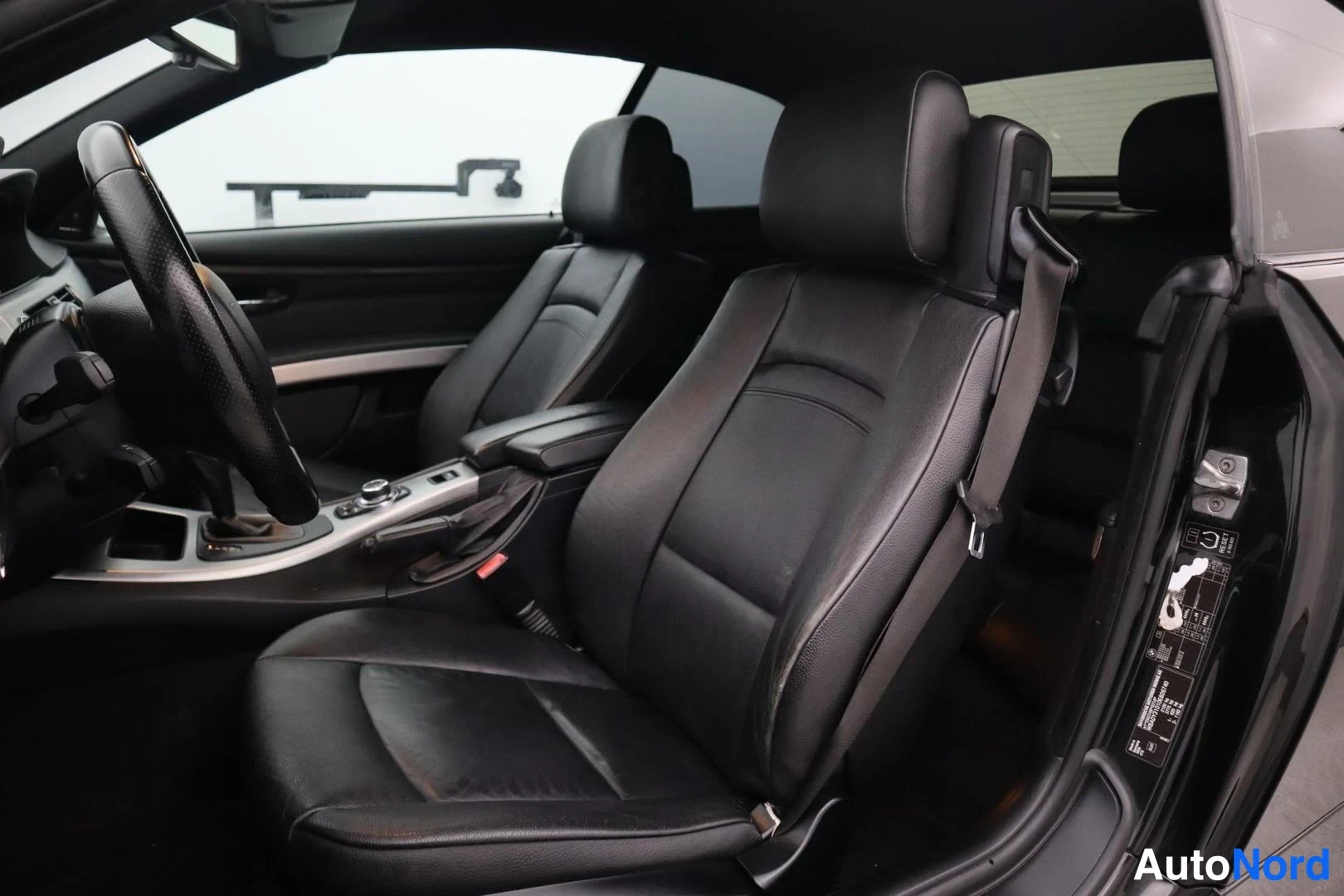 Musta BMW 320d 2011, etuistuimet, kuva 18