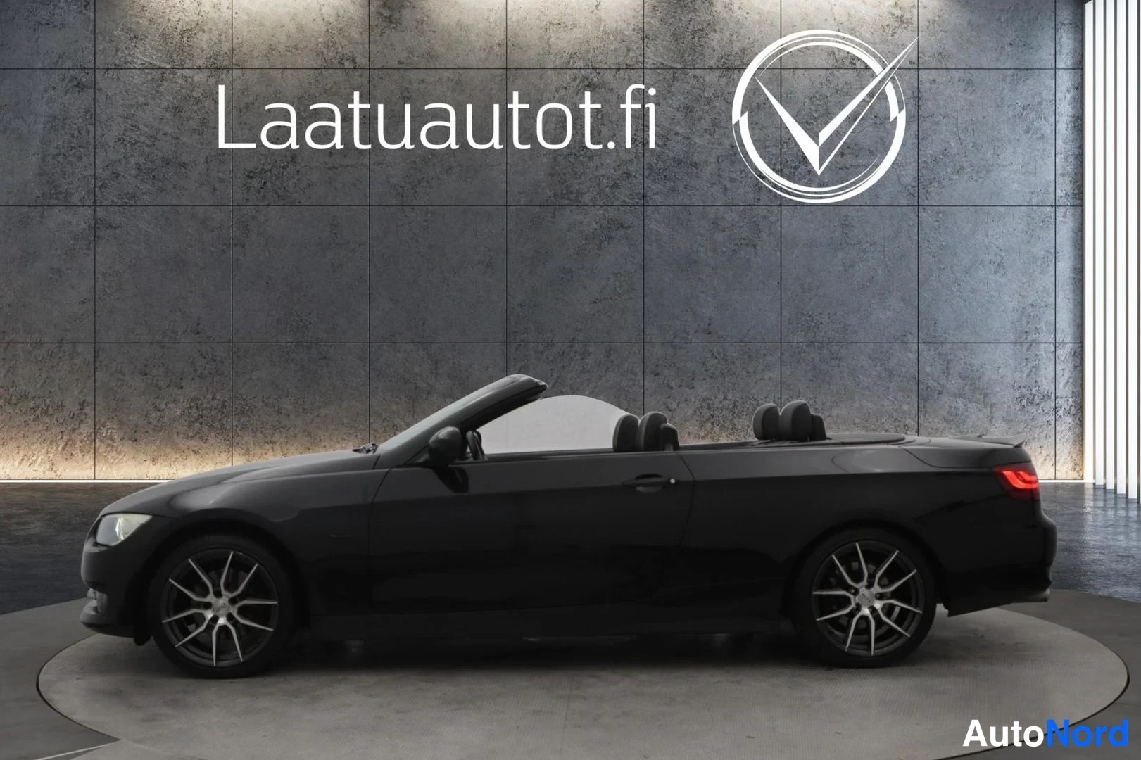 Musta BMW 320d 2011, takaviisto, kuva 7