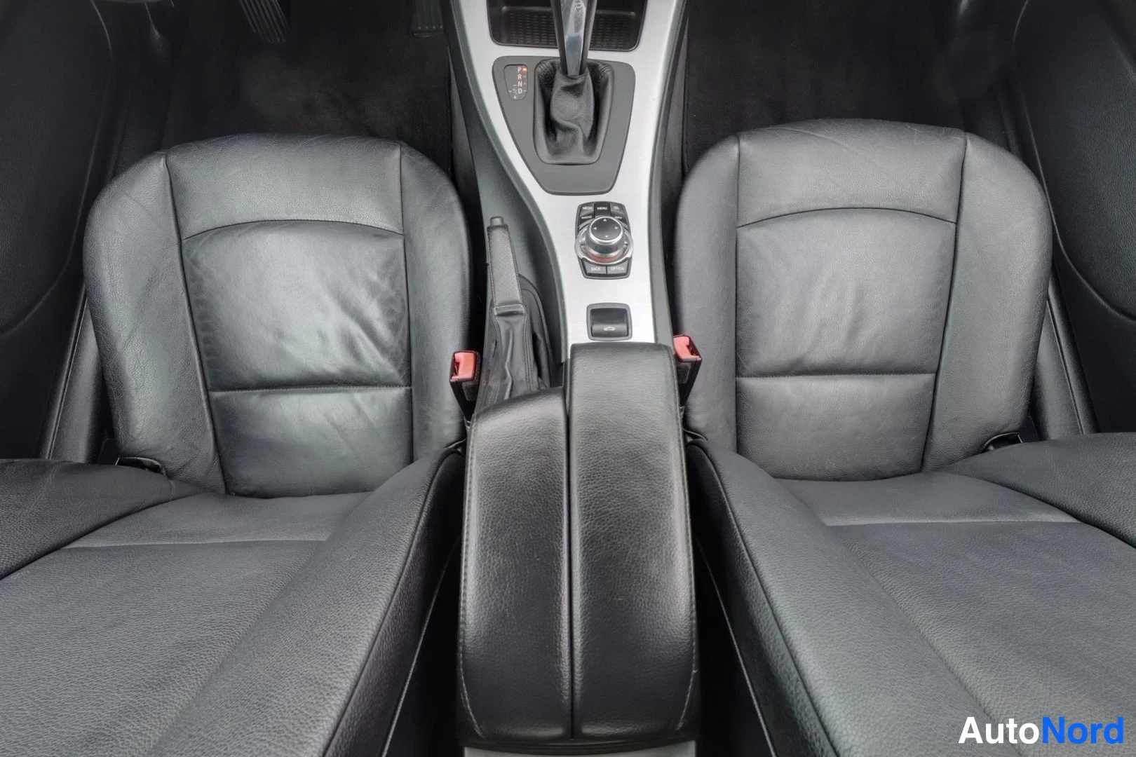 Musta BMW 320d 2011, etuistuimet, kuva 19