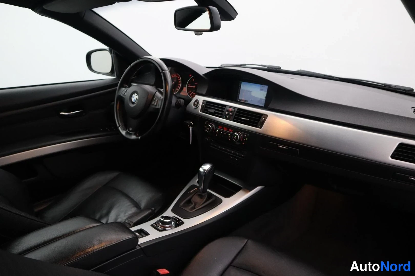 Musta BMW 320d 2011, ohjaamo, kuva 17