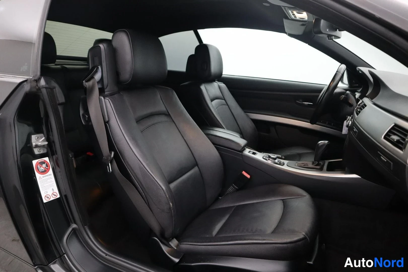 Musta BMW 320d 2011, etuistuimet, kuva 20