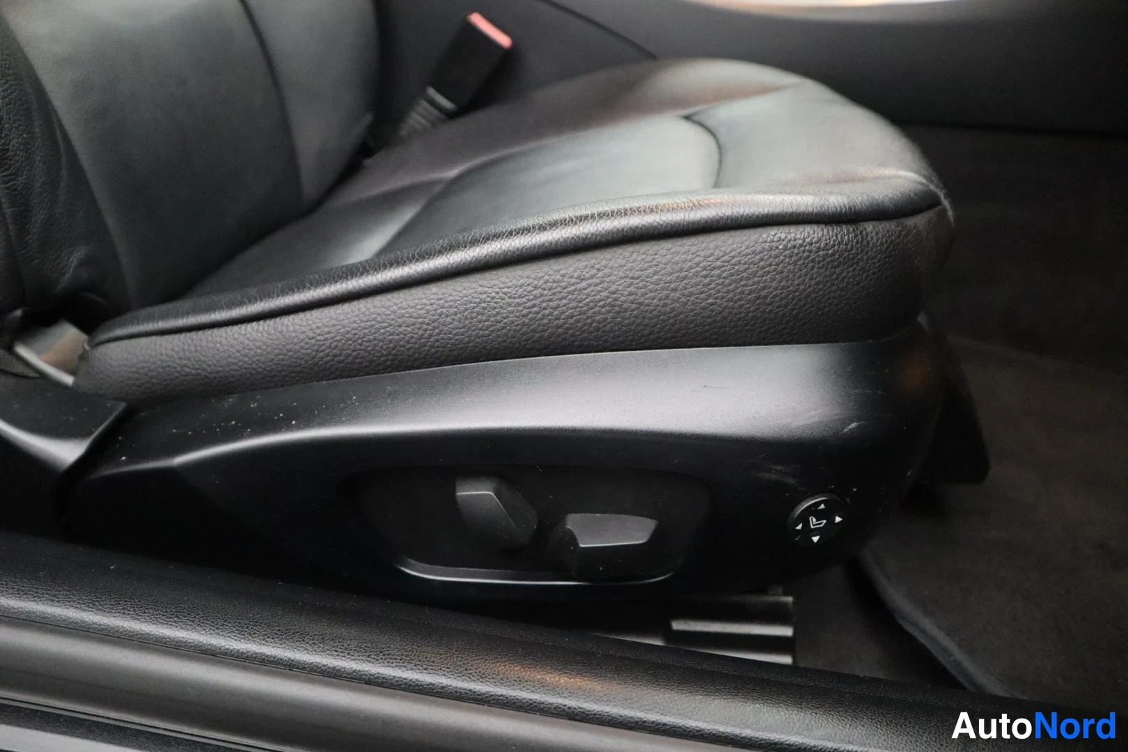 Musta BMW 320d 2011, yksityiskohta, kuva 28