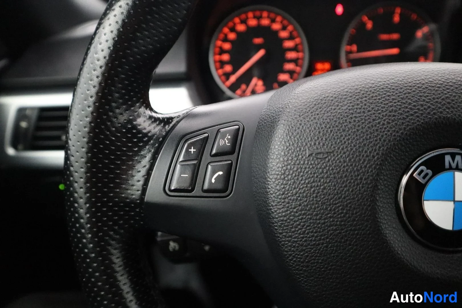 Musta BMW 320d 2011, yksityiskohta, kuva 29