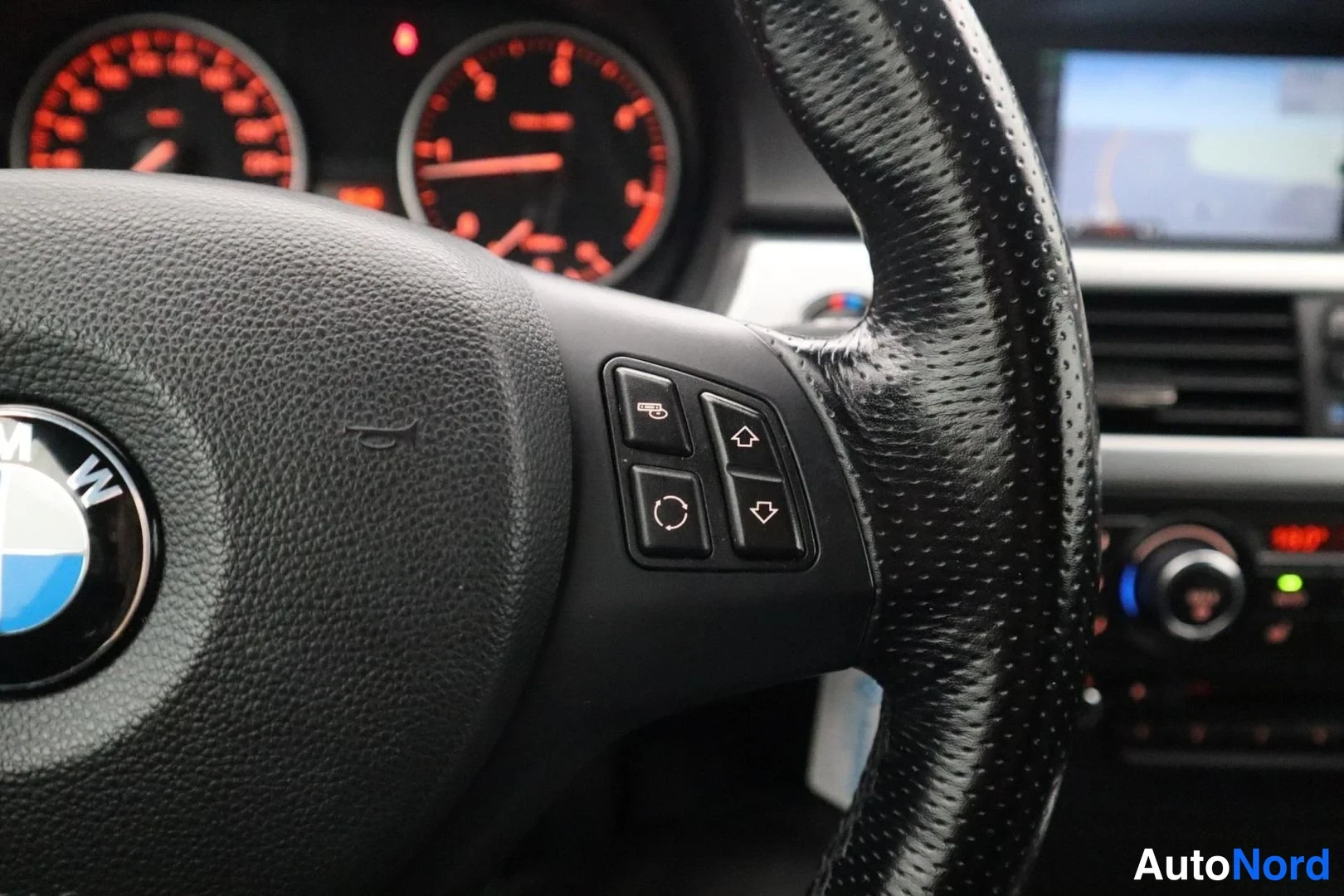 Musta BMW 320d 2011, yksityiskohta, kuva 30