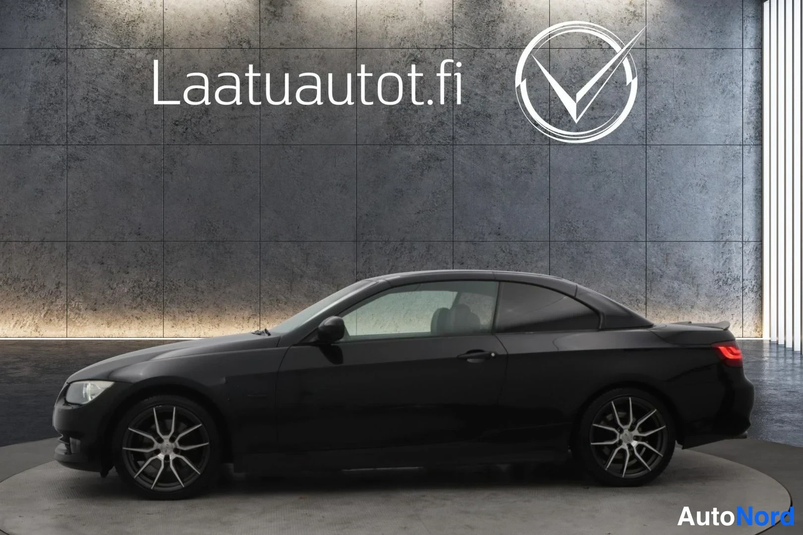 Musta BMW 320d 2011, takaviisto, kuva 8