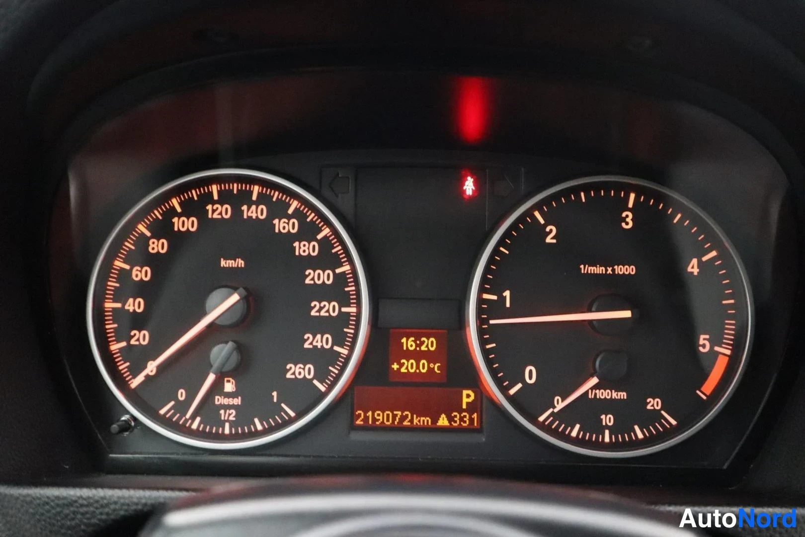Musta BMW 320d 2011, yksityiskohta, kuva 31