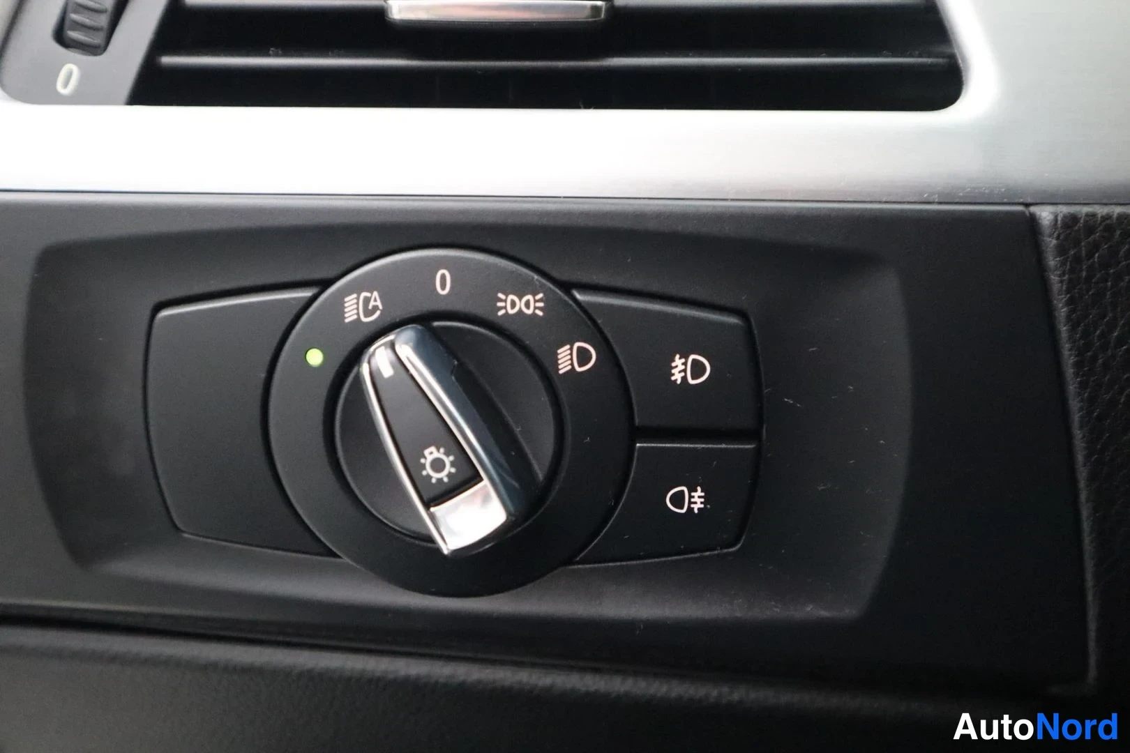 Musta BMW 320d 2011, yksityiskohta, kuva 32