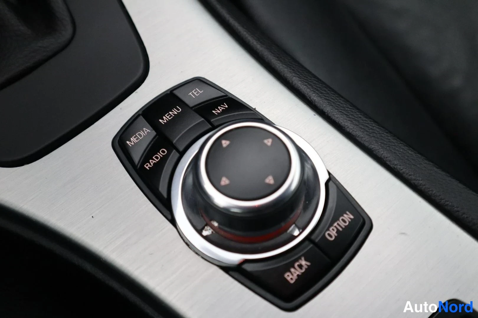 Musta BMW 320d 2011, yksityiskohta, kuva 36
