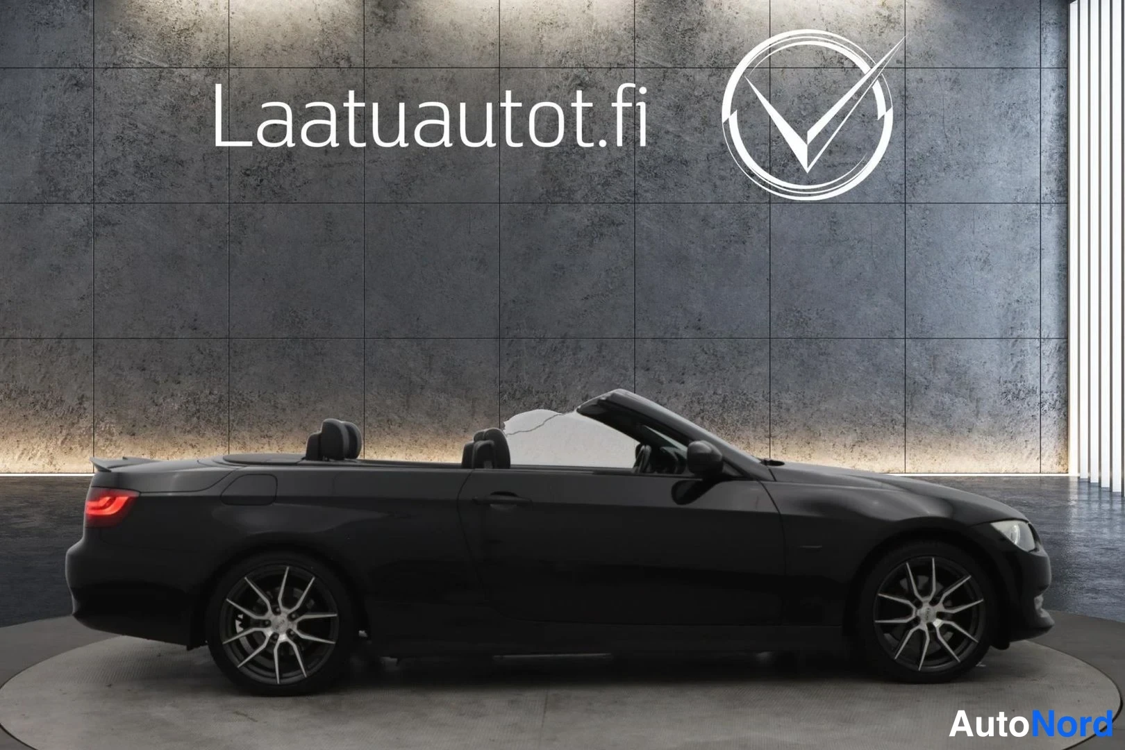Musta BMW 320d 2011, etuviisto, keula oikealle, kuva 3