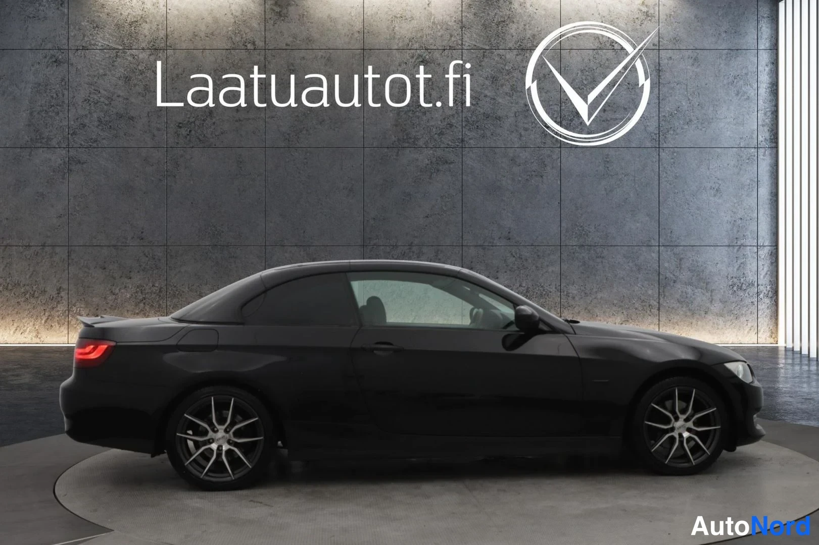 Musta BMW 320d 2011, etuviisto, keula oikealle, kuva 4