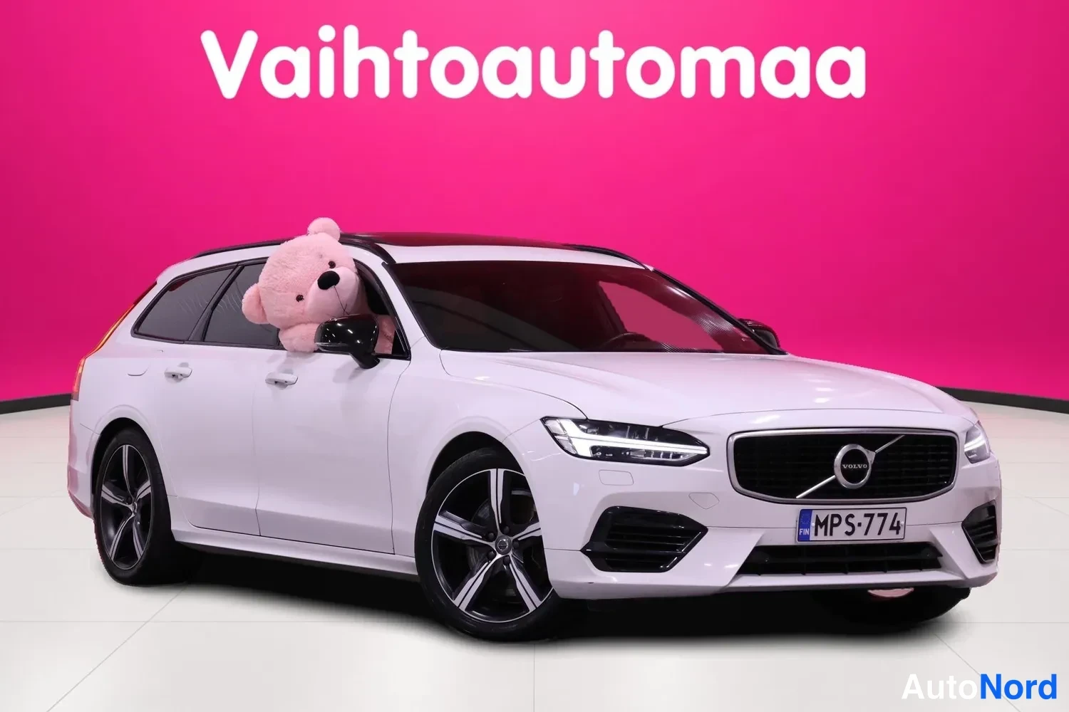 Valkoinen Volvo V90 2020, etuviisto, keula oikealle, kuva 3