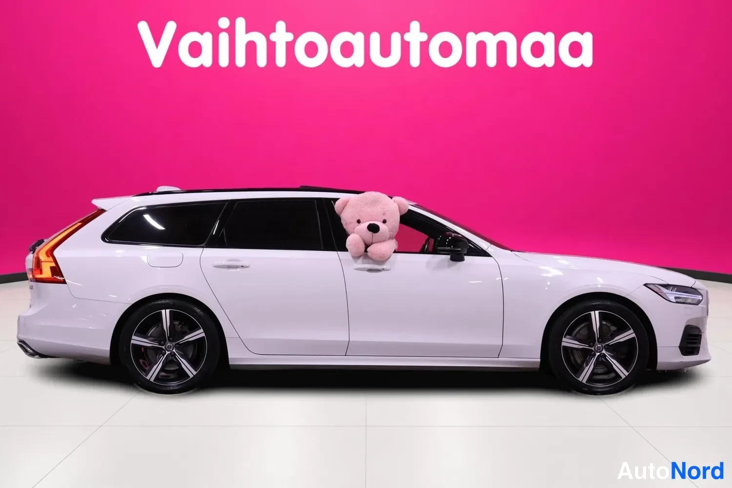 Valkoinen Volvo V90 2020, etuviisto, keula oikealle, kuva 4